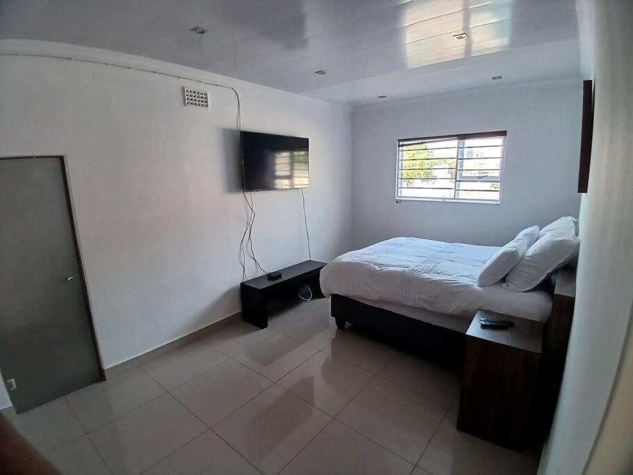 One Bedroom Apartment. * Cape Town
